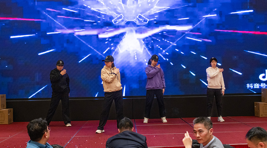 变革创新，突破前行 | 龙8国际储能2023年终总结大会及2024年迎新年会圆满落幕