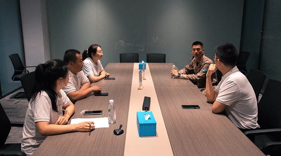 一身荣光、载誉归来！龙8国际储能热烈欢迎受阅预备役方队于凡同志归队